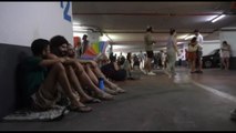 Gli abitanti di Tel Aviv si rifugiano in un parcheggio sotterraneo