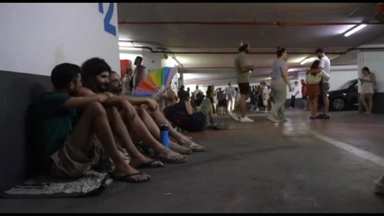 Gli abitanti di Tel Aviv si rifugiano in un parcheggio sotterraneo
