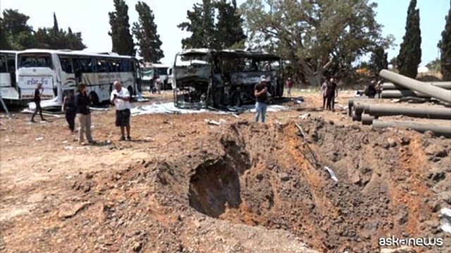 Il cratere lasciato a Herzliya (centro Israele) da attacchi iraniani