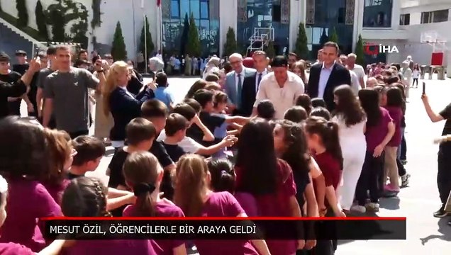 Mesut Özil'den öğrencilere sürpriz ziyaret