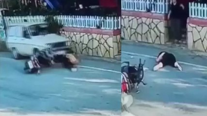 Mersin’de feci kaza kamerada: Otomobille motosikletlinin üzerinden geçti