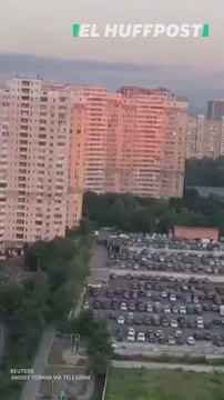El vídeo capta el momento exacto en que un dron ruso impacta contra un edificio de apartamentos en Kiev