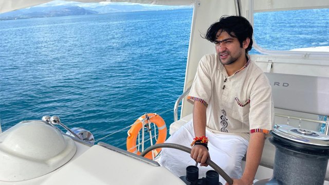 Baba Bageshwar Controversy: Rolls Royce Car से Entry, Gucci का चश्मा, Australia Tour Photos Troll