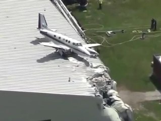 Triebwerk fiel aus: Flugzeug kracht auf Hangar