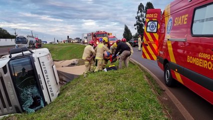 Caminhoneiro fica ferido após tombamento na BR-277, em Cascavel