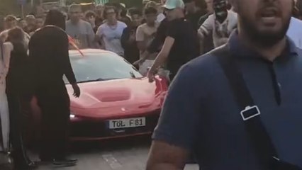 Baby Gang arriva al concerto in Ferrari passando su una strada pedonale: si scatena il parapiglia