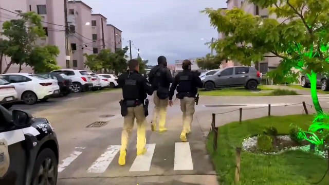 Bahia: Vídeo mostra polícia fechando o cerco em condomínio contra grupo que mantém vítimas em cativeiro
