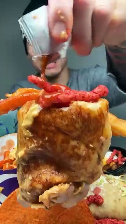 Follow for more ASMR videos🌮🍟 Credits: @shhhhimeating1 #mukbang #asmr #fastfood #asmreating