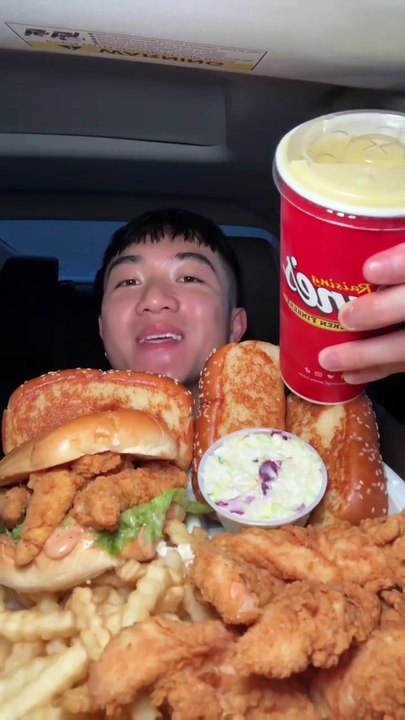 Follow for more ASMR videos🌮🍟 Credits: @dlameats #mukbang #asmr #fastfood #asmreating