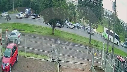 Vídeo mostra perseguição na BR-277 e traficante correndo a pé após se envolver em acidente
