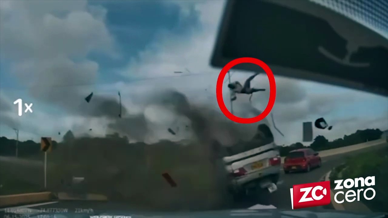 ¡Falleció al Instante! Camioneta da volteretas, y expulsó al conductor (Video)