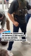 Un grupo de manifestantes se enfrenta a una patrulla de ICE en Chicago