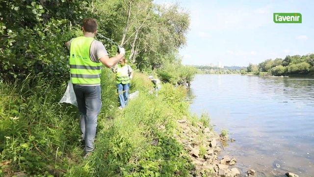 150 bénévoles d'Axa nettoient les rives de la Meuse à Visé