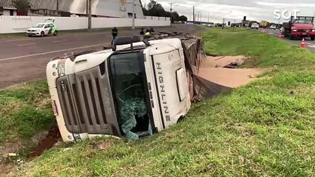 Carreta tomba na BR-277 e caminhoneiro fica ferido ao tentar evitar acidente em Cascavel