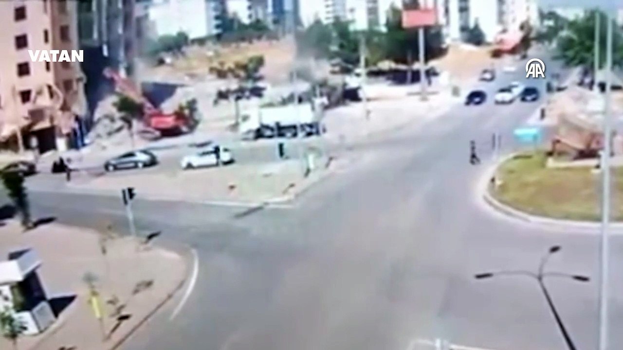 Kahramanmaraş'ta ağır hasarlı bina yıkılırken iş makinesinin üzerine devrildi! Operatör enkaz altında kaldı