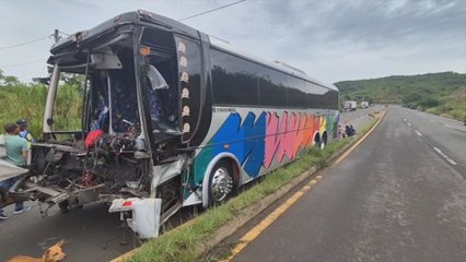 Bus con 57 pasajeros impacta con un camión en Las Palmas de Veraguas