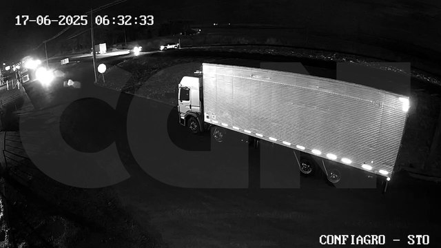 Câmera flagra momento exato de acidente entre SUV e caminhão na BR-277 em Santa Tereza do Oeste