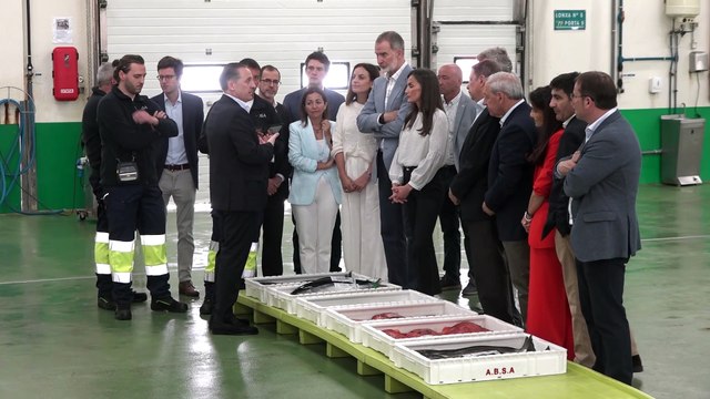 Los Reyes Felipe y Letizia se lanzan a la lonja: subasta real de bonito y merluza en Burela
