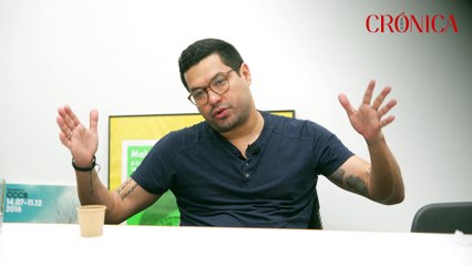 Óscar Martínez lleva un mes sin poder pisar su país