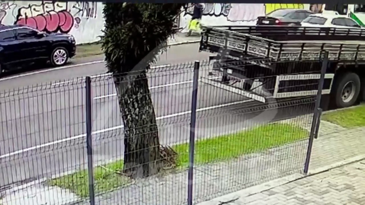 Câmeras flagram caminhão atingindo lateral de carreta e fugindo sem assumir responsabilidade em Curitiba; assista