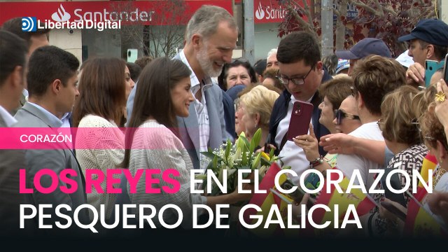 Los Reyes visitan Burela entre aplausos y ramos de flores