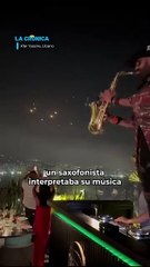 Saxofonista toca durante lluvia de misiles en el cielo del Líbano