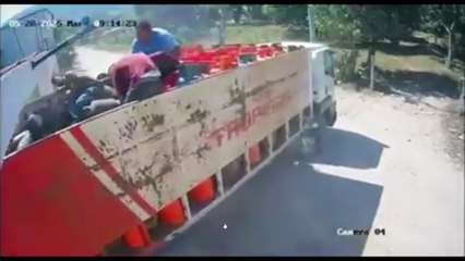 VIDEO: Trabajador casi pierde la columna al quedar atrapado bajo un puente en Honduras