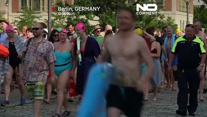 Berlinliler 100 yıllık yüzme yasağını Spree Nehri'ne atlayarak protesto etti