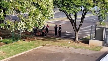 Fiat Strada capota após colisão com viatura da Polícia Civil na Rua Vitória