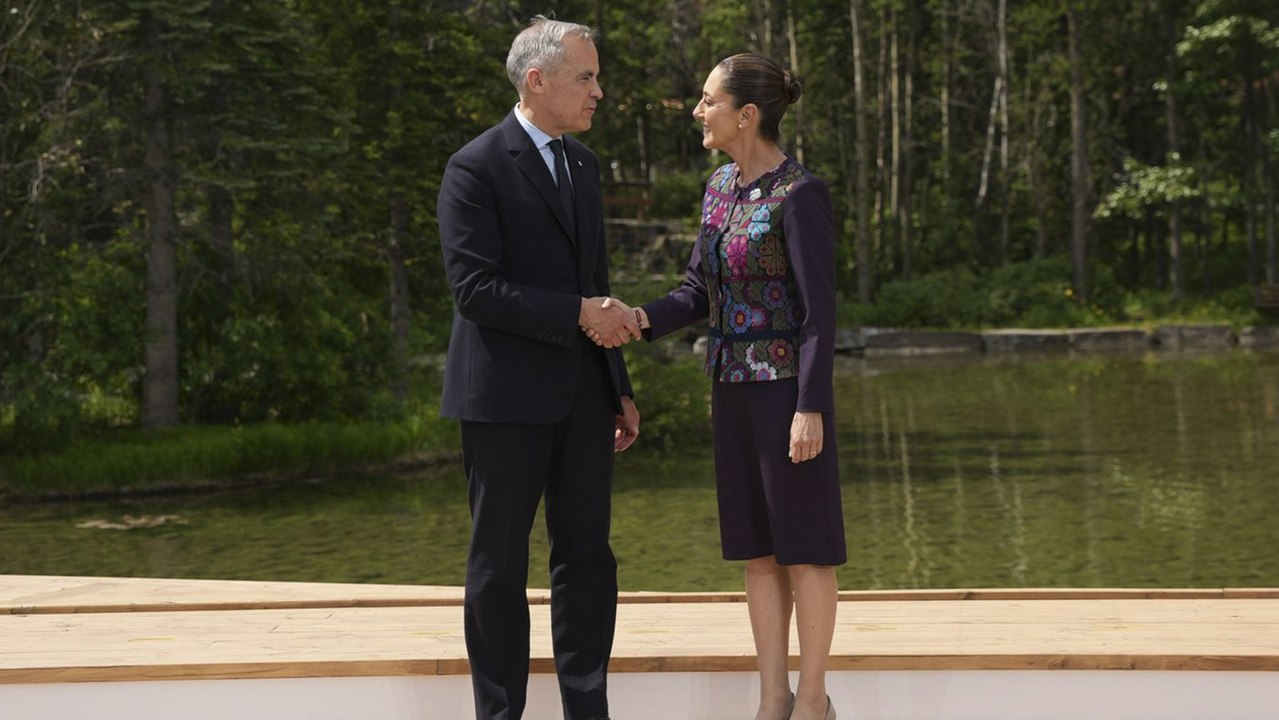 Claudia Sheinbaum es recibida por el primer ministro de Canadá, Mark Carney, en la Cumbre de Líderes del G-7