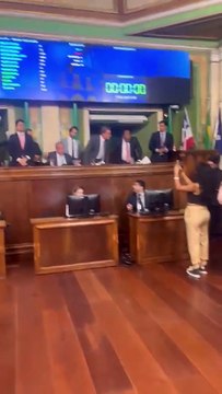 Vereadores votam contra projetos para aumento da integração do transporte e limite do uso diário de meias-passagens