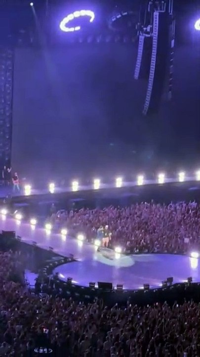 Valentino Rossi a sorpresa al concerto di Cesare Cremonini a San Siro