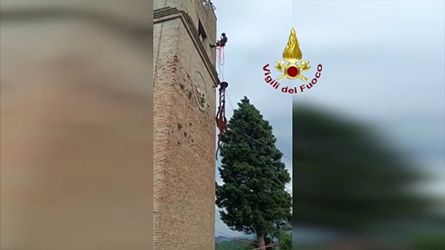 Peglio, scultura pericolante sulla torre campanaria: intervengono i Vigili del fuoco