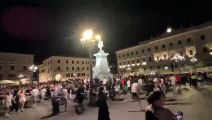Sassari, notte prima degli esami per centinaia di studenti in piazza d'Italia: rinnovato il rito di buon auspicio