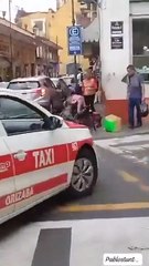 Mujer en silla de ruedas y una abuelita