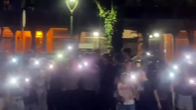 Notte prima degli esami, gli studenti del Muratori-San Carlo di Modena cantano Venditti davanti alla scuola