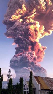 VÍDEO: Vulcão lança cinzas a 11km de altura após entrar em erupção na Indonésia