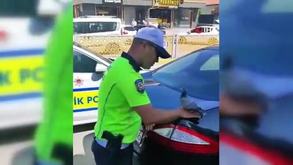 Trafik polisi susuz kalan güvercine can oldu: O anlar yürekleri ısıttı