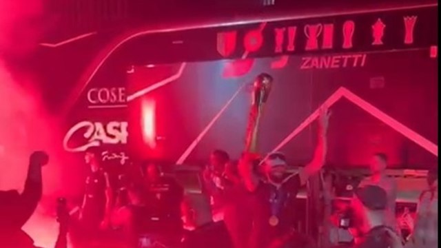 Virtus, il rientro a Bologna della squadra dopo la vittoria dello scudetto e l'abbraccio dei tifosi