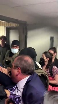 Etats-Unis: Un candidat à la mairie de New York brutalement arrêté et menotté en plein tribunal par la police de l’immigration - Regardez