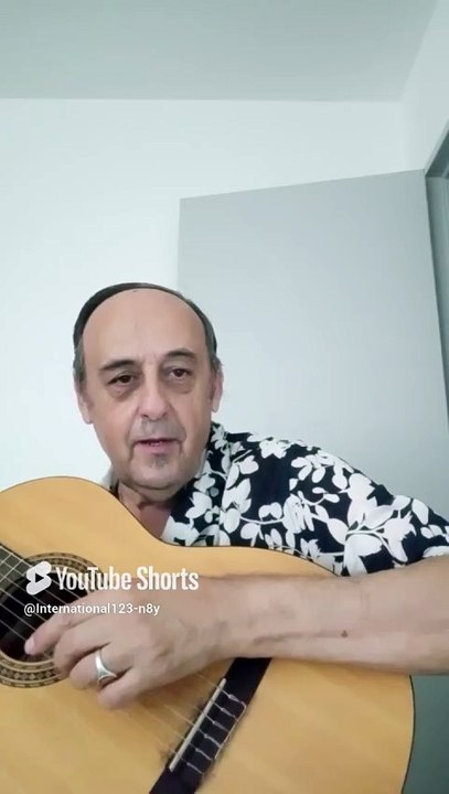 le petit oiseau de toutes les couleurs short#