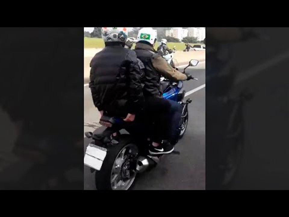Bolsonaro comete CRIME ao cobrir placa de moto