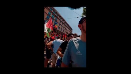 Al corteo «Disarmiamoli» non lo lasciano sfilare con la bandiera dell'Ucraina
