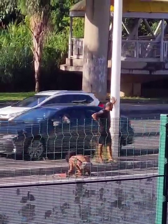 Homens são flagrados furtando fios de energia em estação de metrô; assista