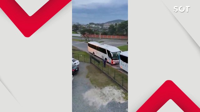 Ônibus é atingido por trem ao ficar parado sobre trilho em Joinville