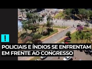 Com bombas e flechas, policiais e índios se enfrentam em frente ao Congresso; assista
