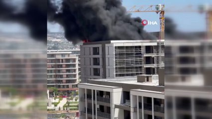 Bursa'da 8 katlı binanın en üst katı alev alev yandı