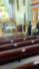 Homem nu invade igreja carregando crucifixo; veja vídeo