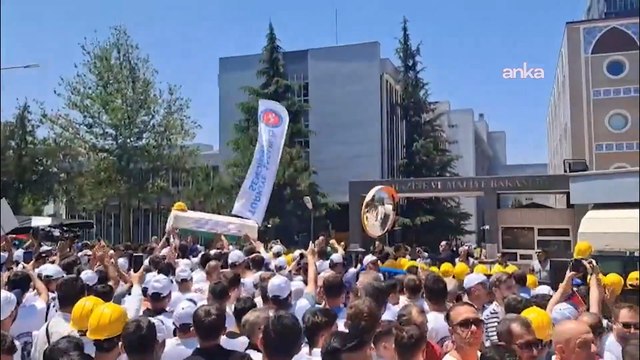 TÜRK-İŞ'e bağlı işçilerden Maliye Bakanlığı önünde tabutlu protesto