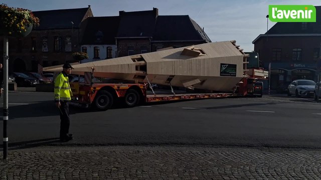 La flèche du nouveau clocher de l'église de Chièvres est arrivée